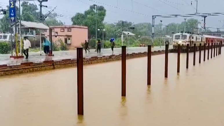 राजस्थान में आफत की बारिश... सवाई माधोपुर में बाढ़ के हालात, कोटा में उतारनी पड़ी सेना राजस्थान में आफत की बारिश... सवाई माधोपुर में बाढ़ के हालात, कोटा में उतारनी पड़ी सेना