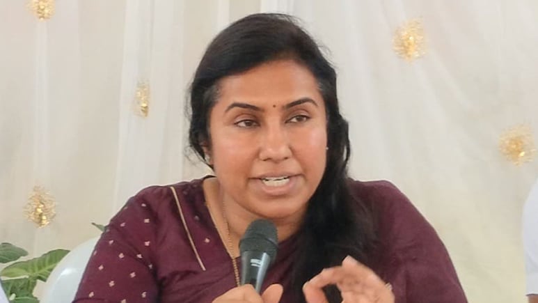 Maharashtra Politics:  कानाखाली मारीन, पगार कोण देते? महिला राज्यमंत्र्याची अधिकाऱ्याला दमदाटी, VIDEO