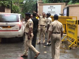 वडापावमध्ये चटणी नाही,  गाडी पुसायचे कापड चोरीला.. मुंबई पोलिसांना येतात 'असे' कॉल, वाचून हैराण व्हाल! वडापावमध्ये चटणी नाही,  गाडी पुसायचे कापड चोरीला.. मुंबई पोलिसांना येतात 'असे' कॉल, वाचून हैराण व्हाल!