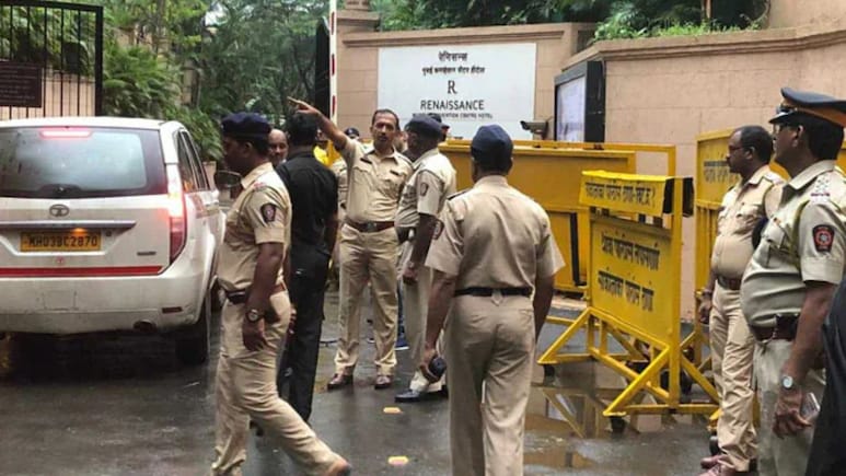 वडापावमध्ये चटणी नाही,  गाडी पुसायचे कापड चोरीला.. मुंबई पोलिसांना येतात 'असे' कॉल, वाचून हैराण व्हाल! वडापावमध्ये चटणी नाही,  गाडी पुसायचे कापड चोरीला.. मुंबई पोलिसांना येतात 'असे' कॉल, वाचून हैराण व्हाल!