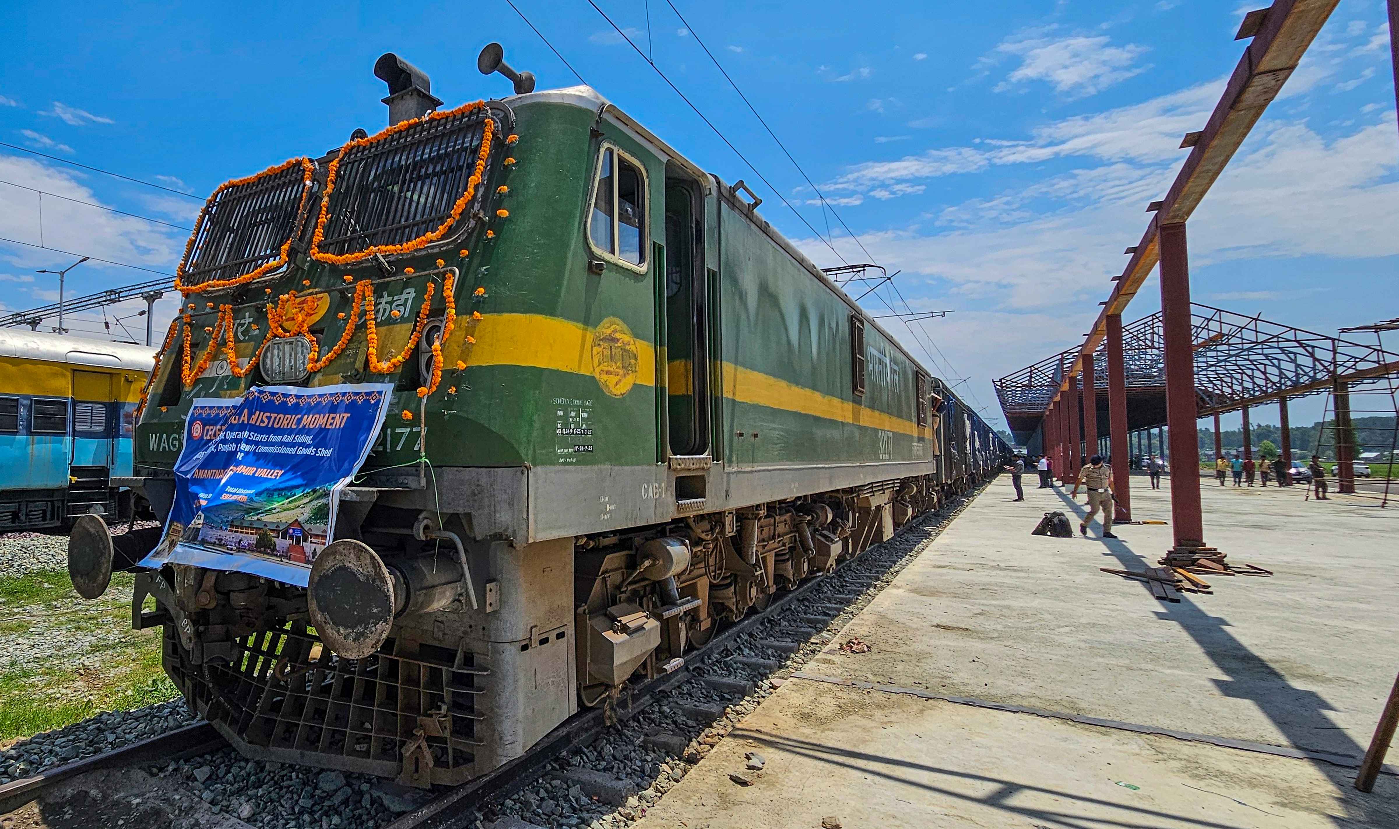 भारतीय रेल की एक और उपलब्धि, कश्मीर घाटी में पहुंची पहली मालगाड़ी, देखें वीडियो