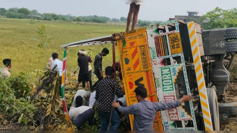 टोंक में नेशनल हाईवे पर केलों से भरा ट्रक पलटा, दर्द से कराहता रहा ड्राइवर; केले लूट ले गई भीड़