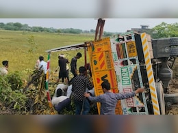 टोंक में नेशनल हाईवे पर केलों से भरा ट्रक पलटा, दर्द से कराहता रहा ड्राइवर; केले लूट ले गई भीड़ टोंक में नेशनल हाईवे पर केलों से भरा ट्रक पलटा, दर्द से कराहता रहा ड्राइवर; केले लूट ले गई भीड़