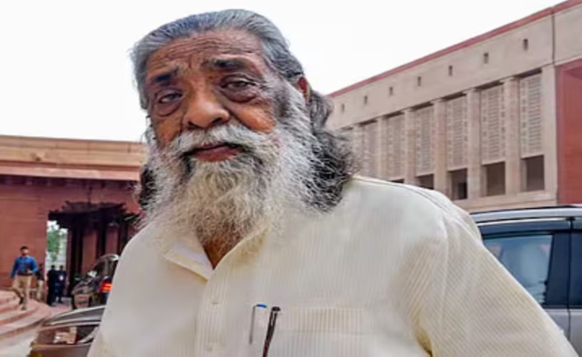 पिता की हत्या ने बदल दिया करियर, जानें कैसा रहा दिशोम गुरु शिबू सोरेन का राजनीतिक सफर