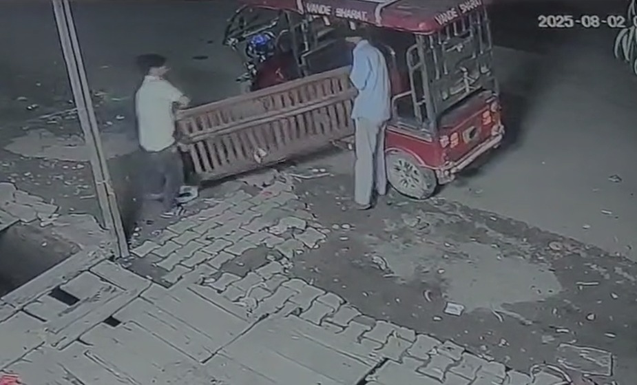 नाले पर लगा लोहे का जाल भी नहीं छोड़ रहे चोर... सीसीटीवी में कैद हुई गाजियाबाद की ये वारदात