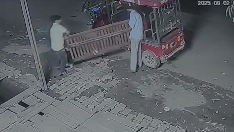 नाले पर लगा लोहे का जाल भी नहीं छोड़ रहे चोर... सीसीटीवी में कैद हुई गाजियाबाद की ये वारदात नाले पर लगा लोहे का जाल भी नहीं छोड़ रहे चोर... सीसीटीवी में कैद हुई गाजियाबाद की ये वारदात