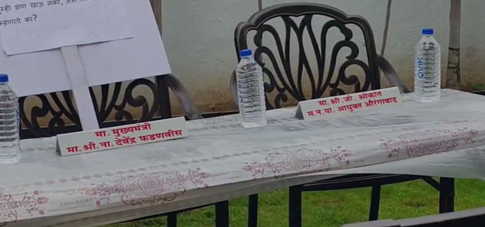 AIMIM नेता की पार्टी के दौरान एक टेबल पर सीएम और नगर आयुक्त का नेम प्लेट भी लगा था. AIMIM नेता की पार्टी के दौरान एक टेबल पर सीएम और नगर आयुक्त का नेम प्लेट भी लगा था.