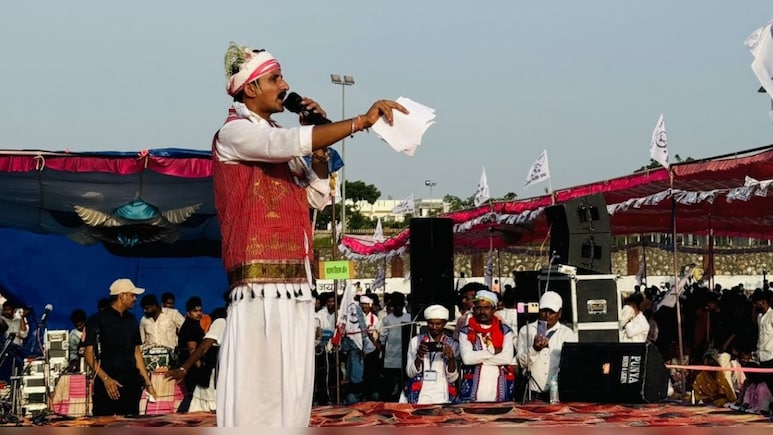 चित्तौड़गढ़ महारैली में गरजे सांसद राजकुमार रोत, फिर से भील प्रदेश की उठाई मांग चित्तौड़गढ़ महारैली में गरजे सांसद राजकुमार रोत, फिर से भील प्रदेश की उठाई मांग
