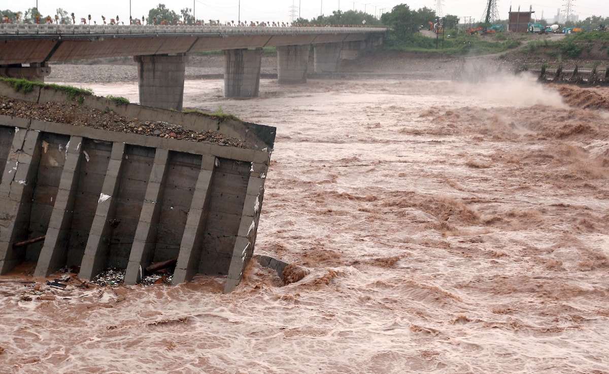 जम्मू मे तवी नदी का रौद्र रूप जम्मू मे तवी नदी का रौद्र रूप