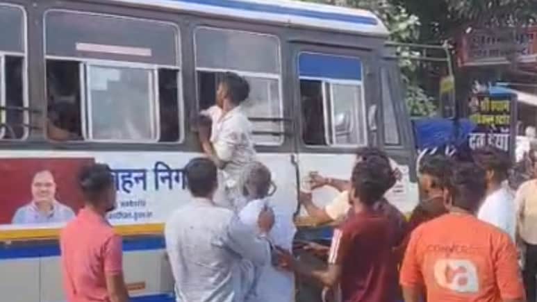 Rajasthan: कंडक्टर की पिटाई की कोशिश में बस की खिड़की से लटका युवक, टायर के नीचे आने से मौत; वीडियो वायरल Rajasthan: कंडक्टर की पिटाई की कोशिश में बस की खिड़की से लटका युवक, टायर के नीचे आने से मौत; वीडियो वायरल