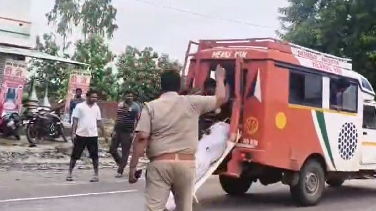 UP Family Drops Man's Body From Moving Ambulance, Tries To Block Highway