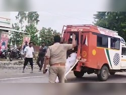 UP Family Drops Man&#039;s Body From Moving Ambulance, Tries To Block Highway