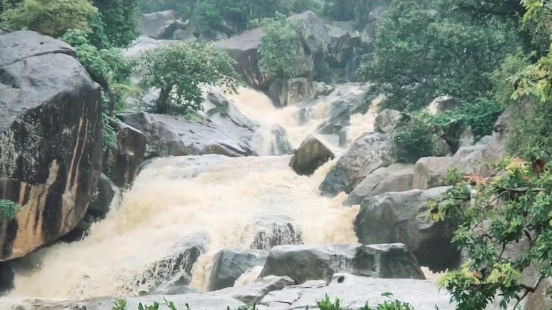 मलाजकुडूम जलप्रपात का सौंदर्य देख सैलानी हो जाते मंत्रमुग्ध, बारिश में पर्यटकों को मिलता स्वर्ग जैसा सुकून, यहां 3 चरणों में गिरता है पानी