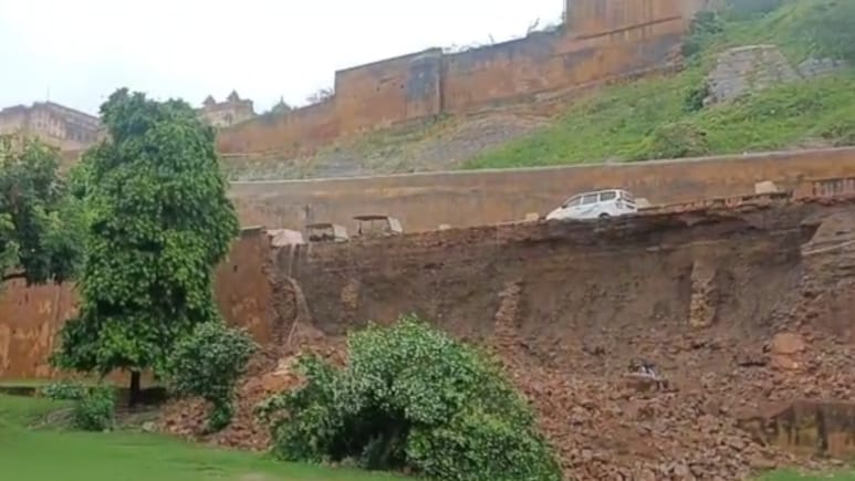 जयपुर में भारी बारिश, आमेर महल की सालों पुरानी दीवार गिरी; हाथी की सवारी पर लगी पाबंदी जयपुर में भारी बारिश, आमेर महल की सालों पुरानी दीवार गिरी; हाथी की सवारी पर लगी पाबंदी