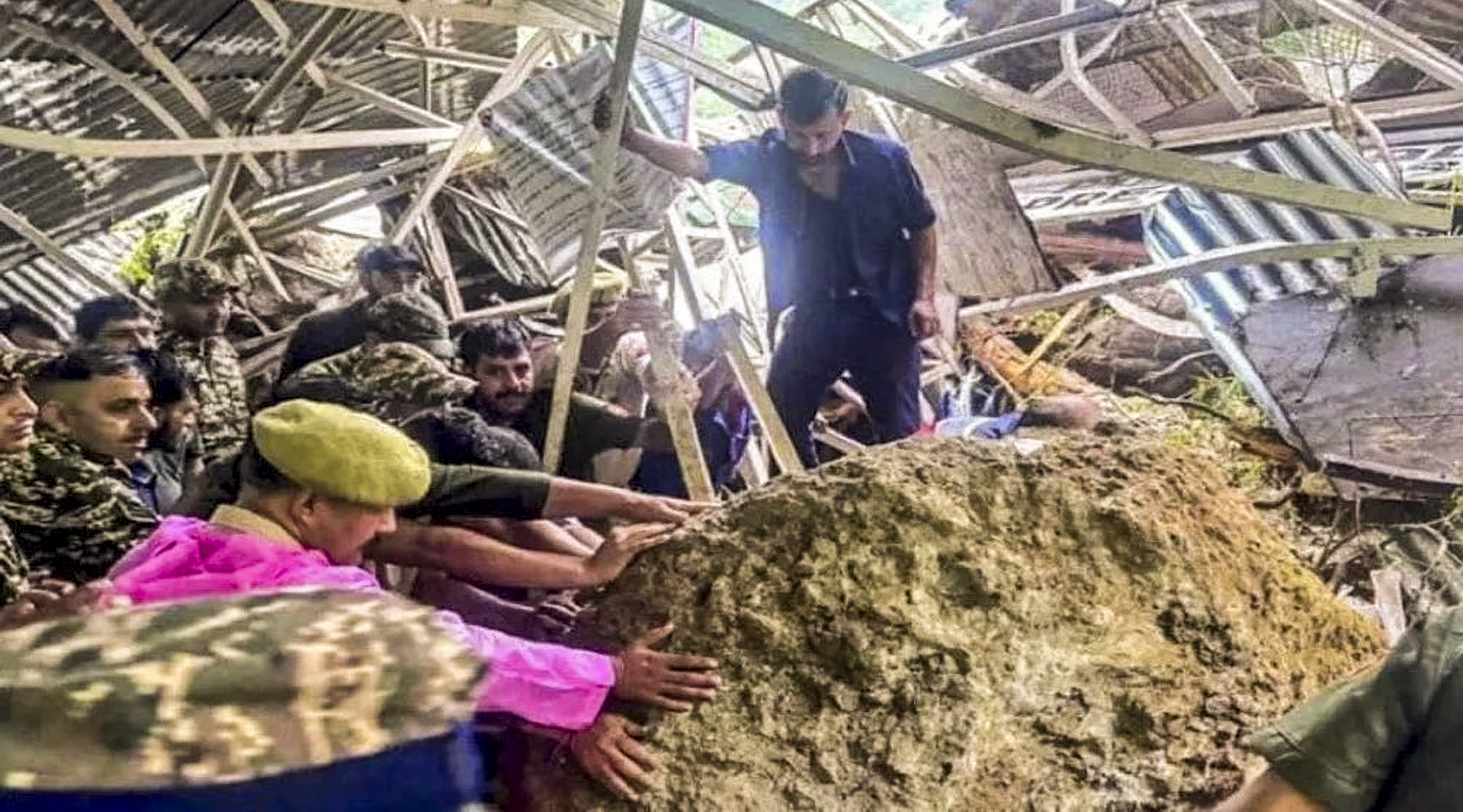 वैष्णोदेवी में बाढ़ और लैंडस्लाइड से यात्रा मार्ग पर भयावह मंजर, 32 की मौत