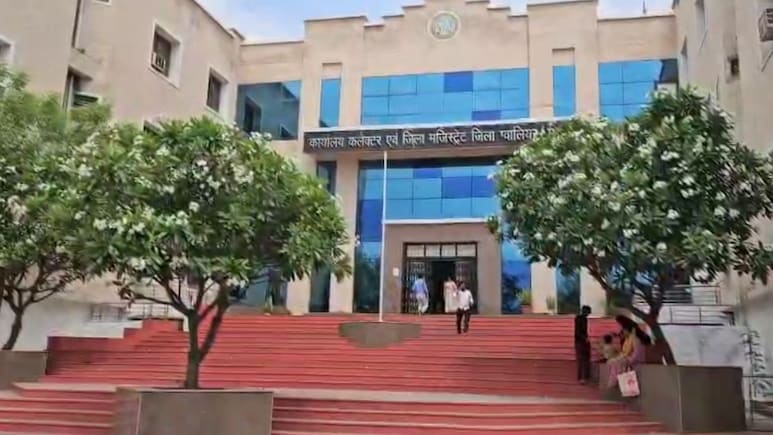 जयारोग्य अस्पताल में 3 डॉक्टर फर्जी जाति प्रमाण पत्र पर कर रहे नौकरी, लिस्ट में एक्जीक्यूटिव इंजीनियर भी शामिल जयारोग्य अस्पताल में 3 डॉक्टर फर्जी जाति प्रमाण पत्र पर कर रहे नौकरी, लिस्ट में एक्जीक्यूटिव इंजीनियर भी शामिल
