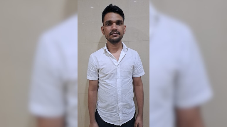 अज़रबैजान से भगोड़े सुनील कुमार को लेकर आई CBI, झारखंड पुलिस के किया हवाले अज़रबैजान से भगोड़े सुनील कुमार को लेकर आई CBI, झारखंड पुलिस के किया हवाले