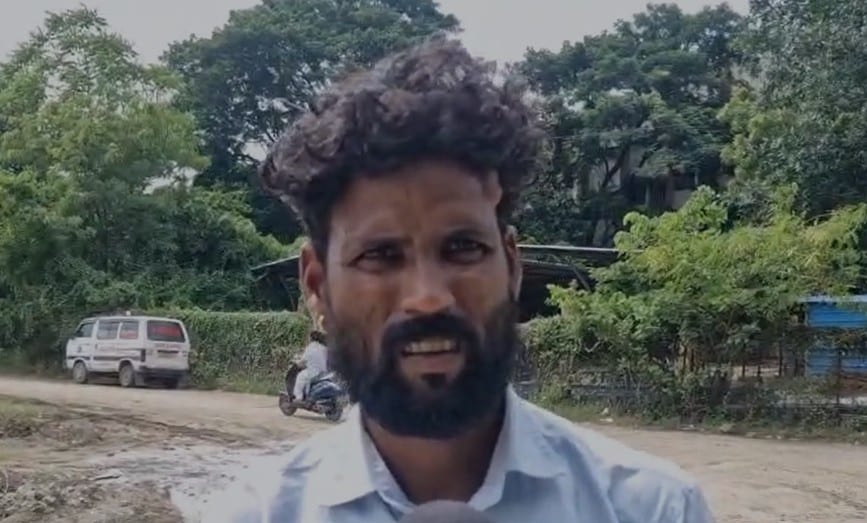 ट्रक की टक्कर में पत्नी को खोने वाला शख्स. ट्रक की टक्कर में पत्नी को खोने वाला शख्स.