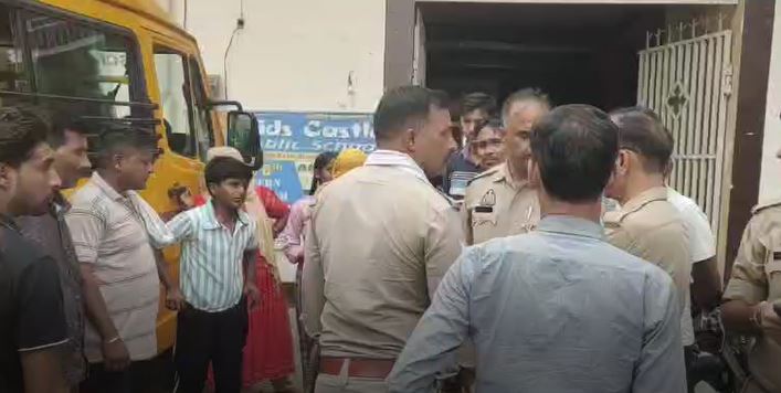 स्कूल में छात्र से हैवानियत! फीम जमा नहीं कर सका तो टीचर्स ने बच्चे को बरहमी से पीटा