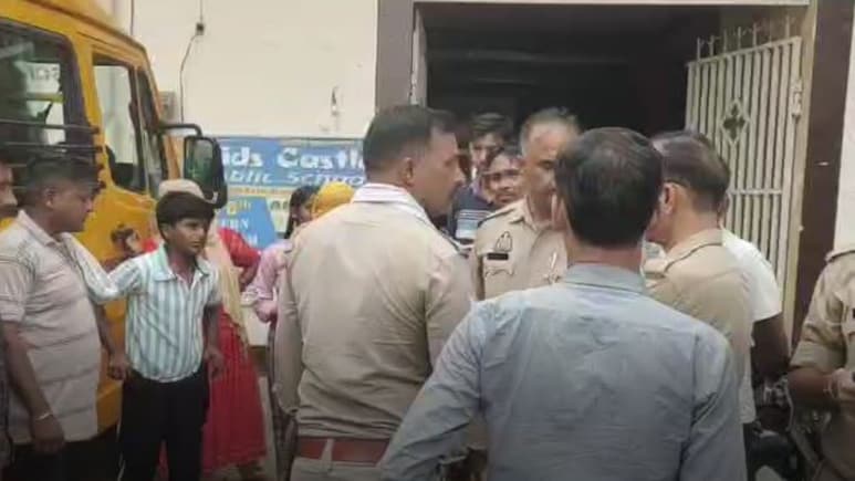 स्कूल में छात्र से हैवानियत! फीम जमा नहीं कर सका तो टीचर्स ने बच्चे को बरहमी से पीटा