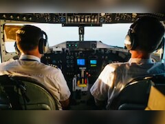 फ्लाइट में घरवालों को खुश करने के लिए पायलट ने कर दी ऐसी गलती, मच गया हड़कंप, एयरलाइन ने तुरंत किया निलंबित