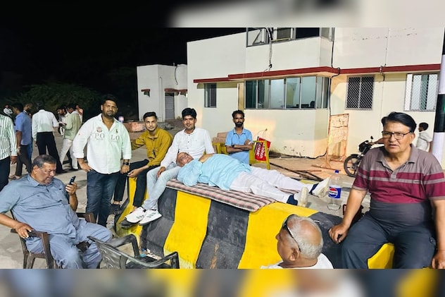 टोल पर विधायक समर्थकों के साथ टोल पर पूरी रात गुजारी. टोल पर विधायक समर्थकों के साथ टोल पर पूरी रात गुजारी.
