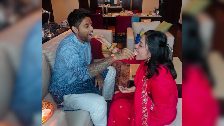 Raksha Bandhan 2025: श्रेयस से लेकर सूर्यकुमार यादव तक, भारतीय खिलाड़ियों ने मनाया रक्षाबंधन का त्यौहार Raksha Bandhan 2025: श्रेयस से लेकर सूर्यकुमार यादव तक, भारतीय खिलाड़ियों ने मनाया रक्षाबंधन का त्यौहार