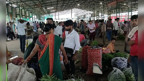 बारिश में टमाटर क्यों हुआ लाल, 100 रुपये किलो तक पहुंचा भाव, मुंबई से लेकर दिल्ली-NCR तक हाहाकार
