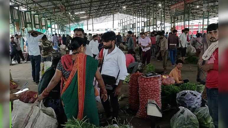 बारिश में टमाटर क्यों हुआ लाल, 100 रुपये किलो तक पहुंचा भाव, मुंबई से लेकर दिल्ली-NCR तक हाहाकार बारिश में टमाटर क्यों हुआ लाल, 100 रुपये किलो तक पहुंचा भाव, मुंबई से लेकर दिल्ली-NCR तक हाहाकार