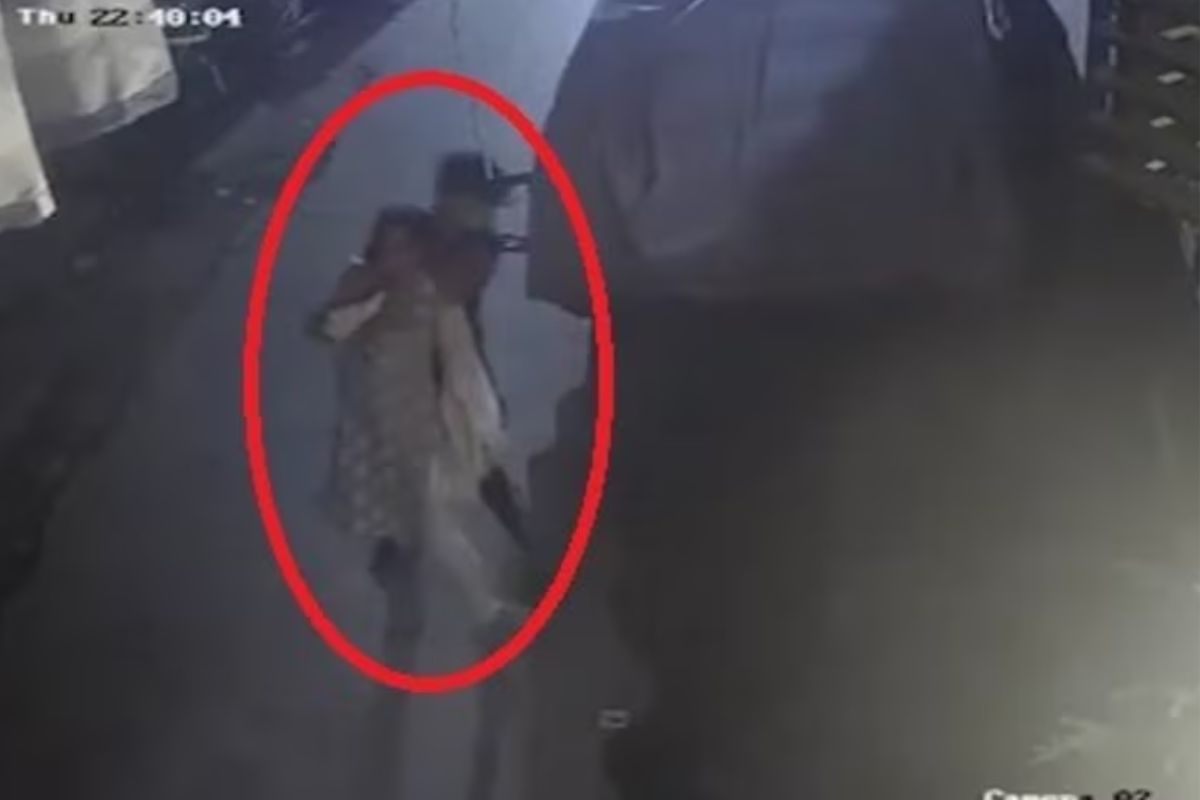 दिल्ली में गला घोंटू गैंग का आतंक... हिला देगा शकरपुर का ये CCTV फुटेज, देखें VIDEO