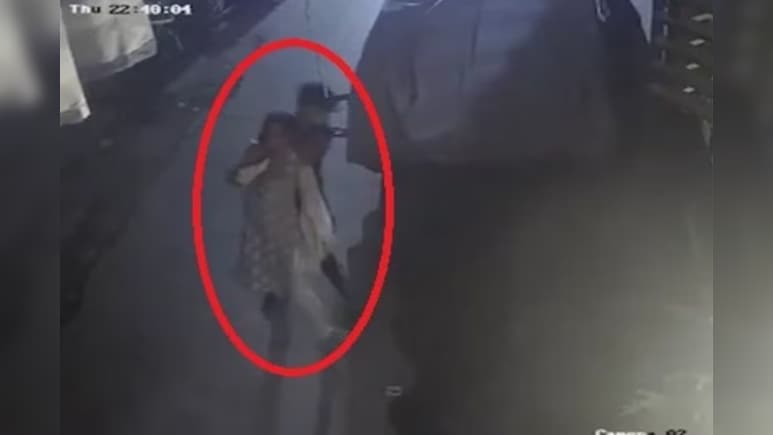 दिल्ली में गला घोंटू गैंग का आतंक... हिला देगा शकरपुर का ये CCTV फुटेज, देखें VIDEO