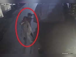 दिल्ली में गला घोंटू गैंग का आतंक... हिला देगा शकरपुर का ये CCTV फुटेज, देखें VIDEO दिल्ली में गला घोंटू गैंग का आतंक... हिला देगा शकरपुर का ये CCTV फुटेज, देखें VIDEO