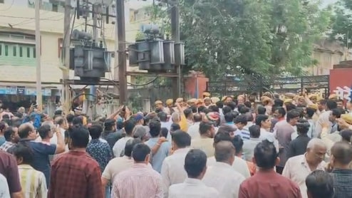 Rajasthan: पुलिस हिरासत में सर्राफा व्यापारी की मौत, उदयपुर में सड़क पर उतरे दुकानदार, थाने का घेराव
