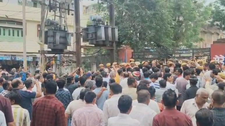 Rajasthan: पुलिस हिरासत में सर्राफा व्यापारी की मौत, उदयपुर में सड़क पर उतरे दुकानदार, थाने का घेराव Rajasthan: पुलिस हिरासत में सर्राफा व्यापारी की मौत, उदयपुर में सड़क पर उतरे दुकानदार, थाने का घेराव