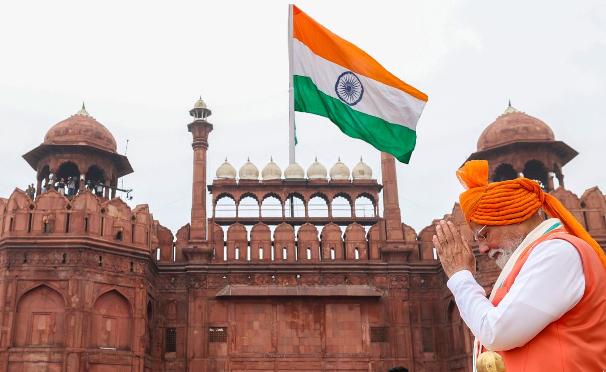 15 अगस्त पर इंडिया गेट या फिर कहीं और क्यों नहीं फहराया जाता है तिरंगा? जानें लाल किले में ऐसा क्या है खास
