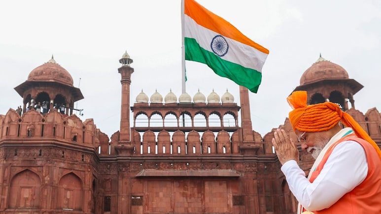 15 अगस्त पर इंडिया गेट या फिर कहीं और क्यों नहीं फहराया जाता है तिरंगा? जानें लाल किले में ऐसा क्या है खास