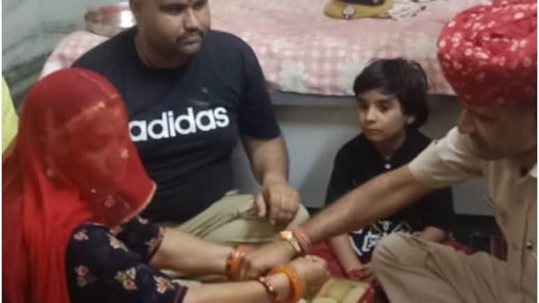Rajasthan: कांस्टेबल ने SHO को फंसाने के लिए रचा षडयंत्र, तस्कर की रिश्तेदार से बंधवाई राखी, अब SP ने लिया एक्शन Rajasthan: कांस्टेबल ने SHO को फंसाने के लिए रचा षडयंत्र, तस्कर की रिश्तेदार से बंधवाई राखी, अब SP ने लिया एक्शन