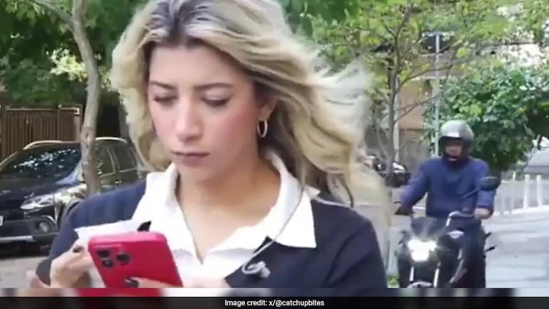 Mobile Stolen Video: झपकन आला, गपकन गेला; लाईव्हसाठी उभ्या पत्रकाराच्या हातून मोबाईल खेचला