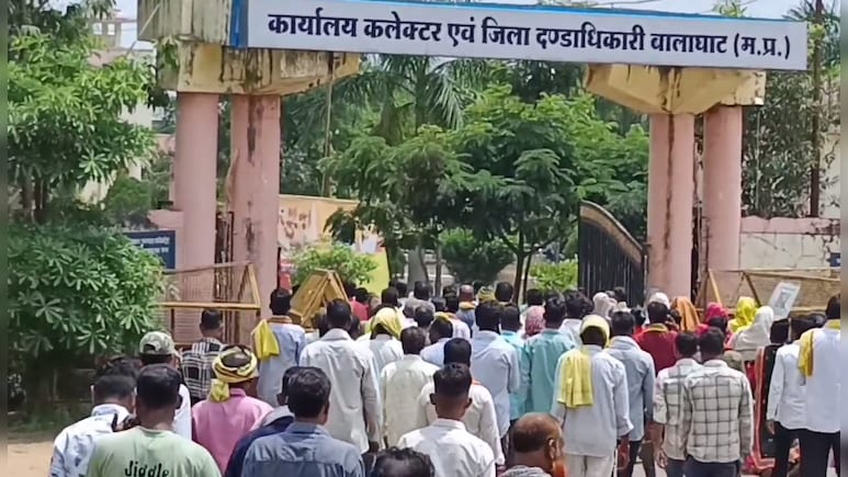 मादा बाघ की मौत: सुरक्षाकर्मियों के समर्थन में उतरा सामाजिक संगठन, गिरफ्तारी के विरोध में दी आंदोलन की चेतावनी मादा बाघ की मौत: सुरक्षाकर्मियों के समर्थन में उतरा सामाजिक संगठन, गिरफ्तारी के विरोध में दी आंदोलन की चेतावनी