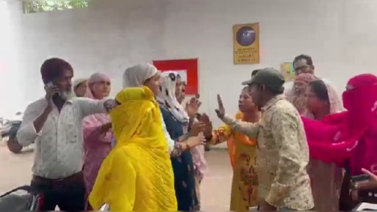 School Fight: स्कूल में झगड़ा... ICU में छात्र...  10वीं के तीन छात्रों ने 11वीं के छात्र पर किए कई हमले