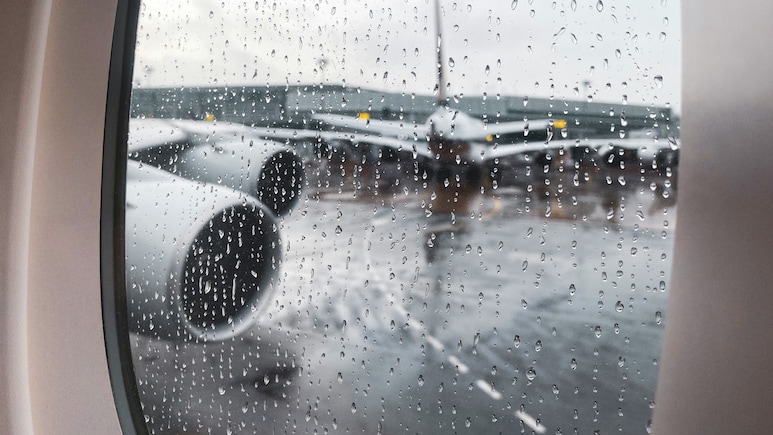 Heavy Rains Disrupt Mumbai Flights: Air India, IndiGo, Akasa Air And SpiceJet Issue Travel Advisory Heavy Rains Disrupt Mumbai Flights: Air India, IndiGo, Akasa Air And SpiceJet Issue Travel Advisory