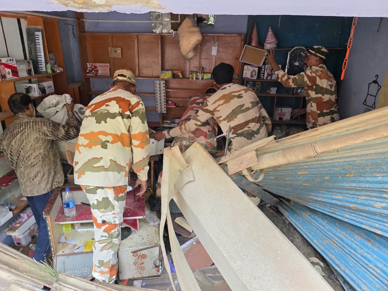 धराली में बादल फटने के बाद राहत-बचाव कार्य में लगे आईटीबीपी के जवान. धराली में बादल फटने के बाद राहत-बचाव कार्य में लगे आईटीबीपी के जवान.