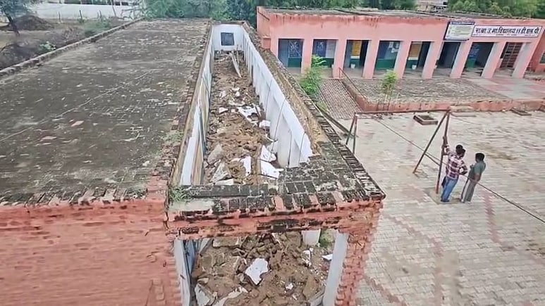 हनुमानगढ़ में भरभराकर गिरी सरकारी स्कूल की 80 फीट लंबी छत, प्रशासन में मचा हड़कंप हनुमानगढ़ में भरभराकर गिरी सरकारी स्कूल की 80 फीट लंबी छत, प्रशासन में मचा हड़कंप