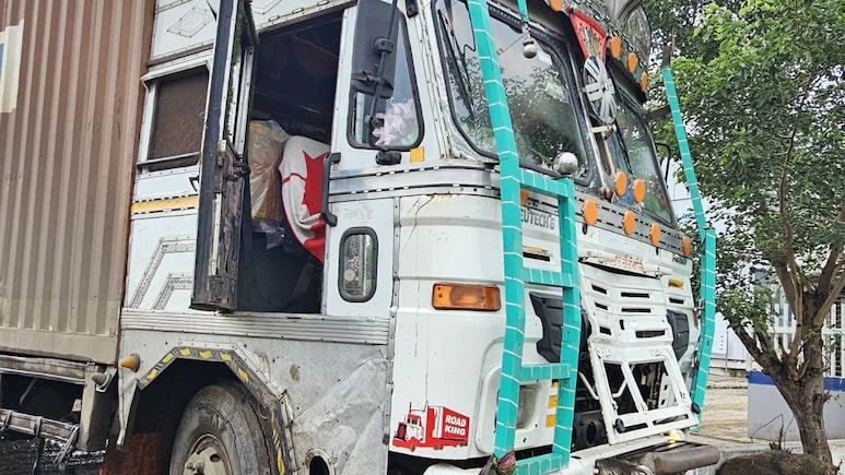 Beed News: बीडमध्ये भीषण अपघात! भरधाव कंटेनरने चिरडल्याने 6 जणांचा मृत्यू; पायी देवदर्शनाला जाताना अनर्थ.. Beed News: बीडमध्ये भीषण अपघात! भरधाव कंटेनरने चिरडल्याने 6 जणांचा मृत्यू; पायी देवदर्शनाला जाताना अनर्थ..
