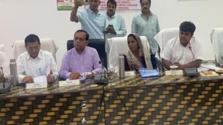 'जिला परिषद सदस्य नहीं हो जो इस बैठक में बोल रहे', अपनी पार्टी के युवा मोर्चा अध्यक्ष पर भड़के विधायक 'जिला परिषद सदस्य नहीं हो जो इस बैठक में बोल रहे', अपनी पार्टी के युवा मोर्चा अध्यक्ष पर भड़के विधायक