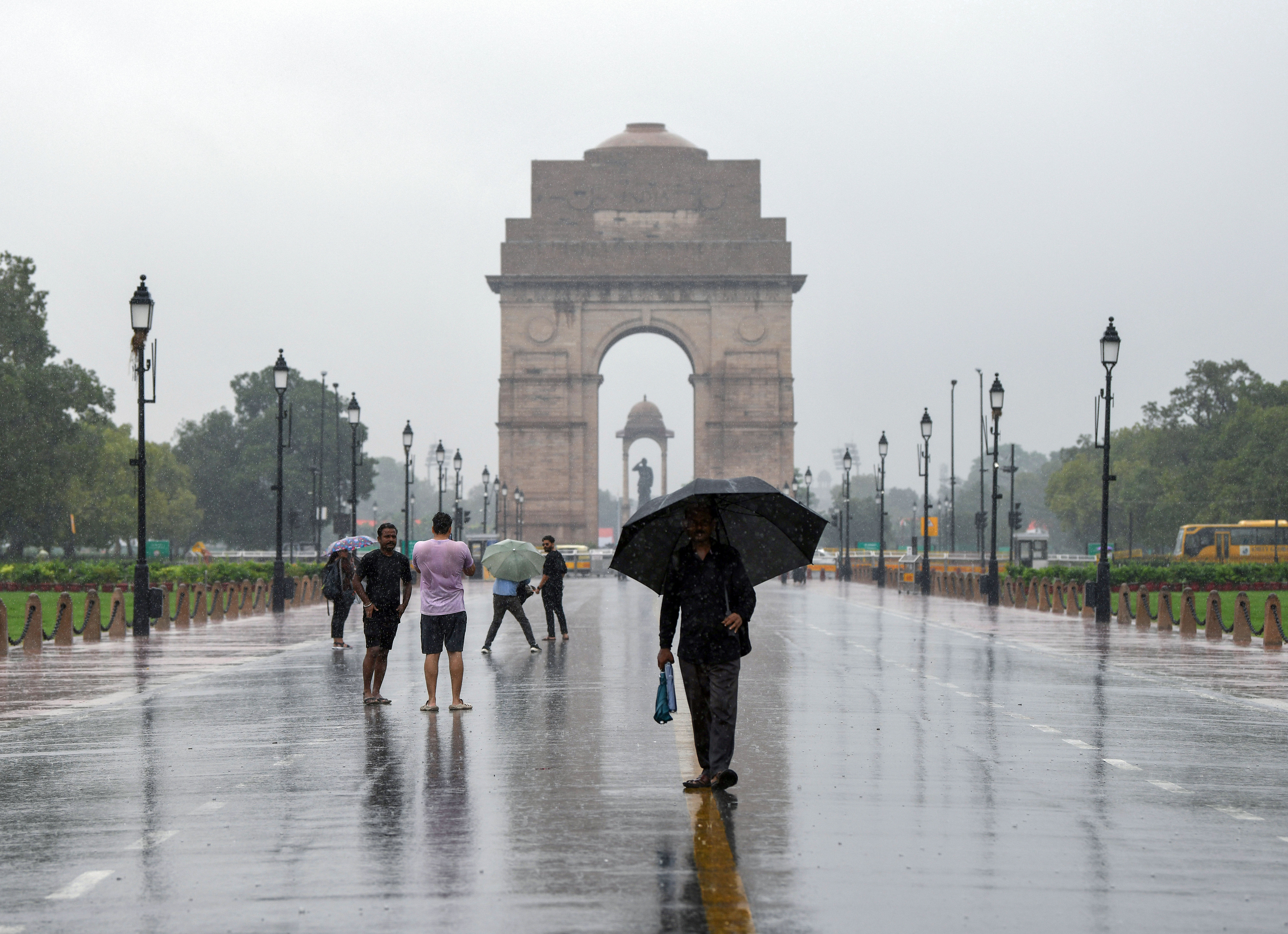 दिल्ली में फिर आंधी-तूफान के साथ बारिश, इन राज्यों में भी अलर्ट; जानिए अपने शहर का मौसम