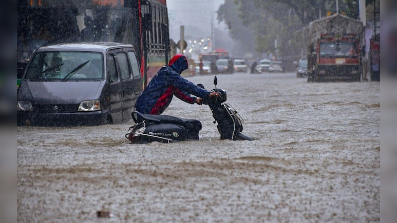 Mumbai Rain News: कोसळधारमुळे मुंबईची झाली तुंबई! रस्ते आणि रेल्वे वाहतुकीवर परिणाम, धडकी भरवणारे 25 PHOTOS