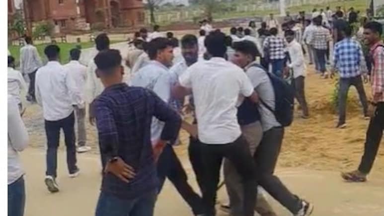 सीकर: शेखावाटी विश्वविद्यालय में NSUI, ABVP और SFI के छात्र आपस में भिड़े, फीस बढ़ाने को लेकर हुआ विवाद सीकर: शेखावाटी विश्वविद्यालय में NSUI, ABVP और SFI के छात्र आपस में भिड़े, फीस बढ़ाने को लेकर हुआ विवाद