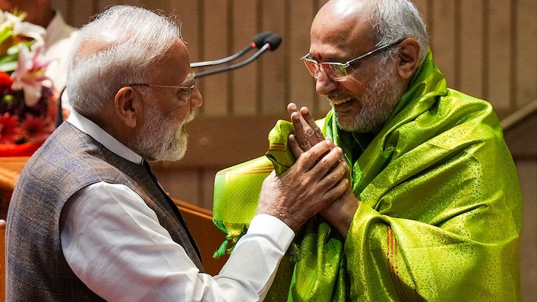 NDA तैयार... PM ने राधाकृष्णन को सांसदों से मिलवाया, खड़गे के घर विपक्ष बनाएगा प्लान NDA तैयार... PM ने राधाकृष्णन को सांसदों से मिलवाया, खड़गे के घर विपक्ष बनाएगा प्लान