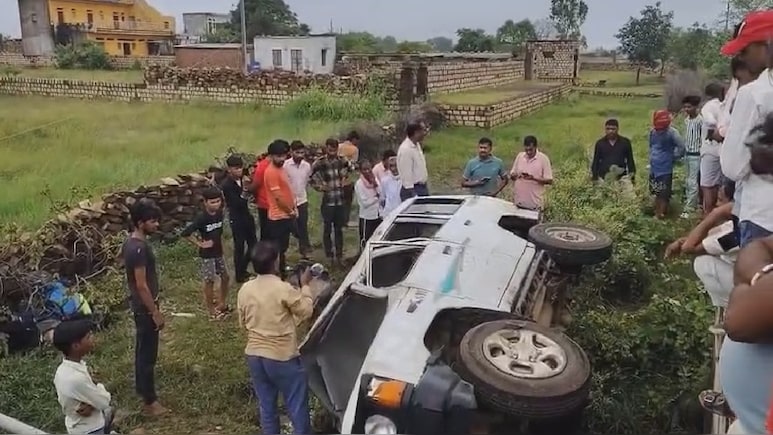 MP News: शिवपुरी में स्कूल बच्चों से भरी वैन पलटी, लगभग 13 छात्रों का चल रहा इलाज MP News: शिवपुरी में स्कूल बच्चों से भरी वैन पलटी, लगभग 13 छात्रों का चल रहा इलाज